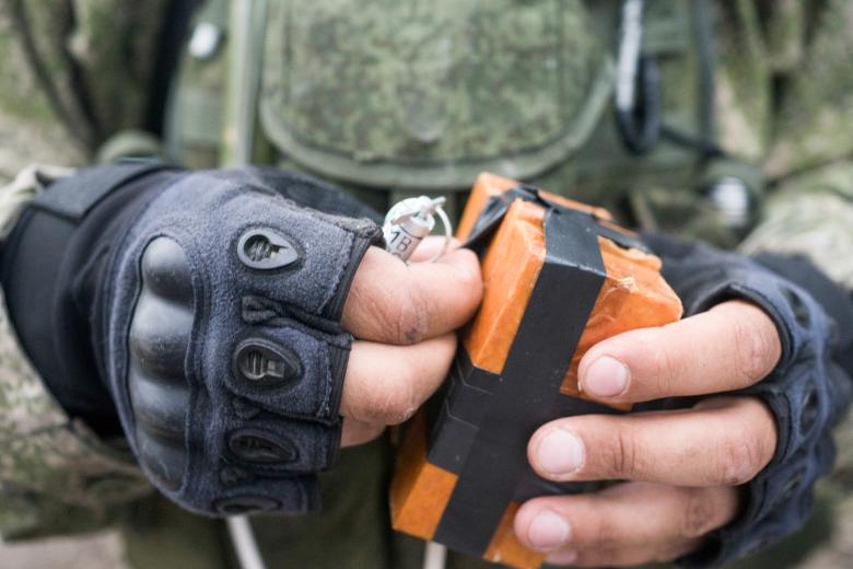 Тротиловая шашка в руках сапера ВС РФ