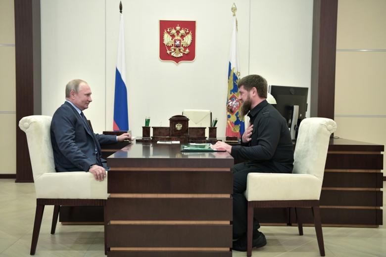 Президент РФ Владимир Путин и глава Чеченской Республики Рамзан Кадыров (справа) во время встречи