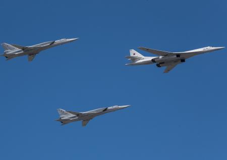 Российские Ту-160 поднялись в небо над Атлантикой