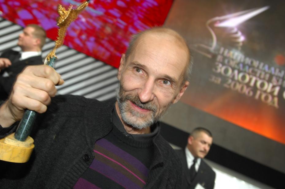 Премию «Золотой орёл» за лучшую мужскую роль (фильм «Остров») получил Пётр Мамонов