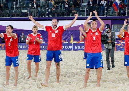 Россия вышла в финал домашнего чемпионата мира по пляжному футболу