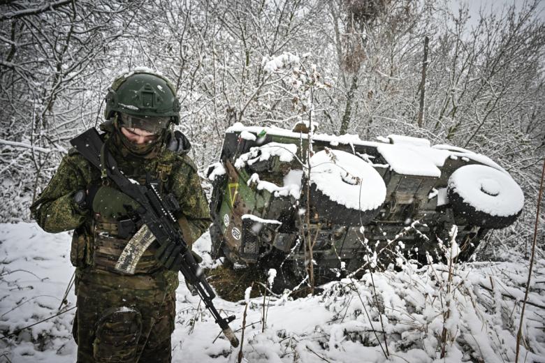 Военнослужащий батальонной тактической группы (БТГР) «Каштана» спецназа «Ахмат» возле подбитого бронеавтомобиля иностранного производства в Курской области