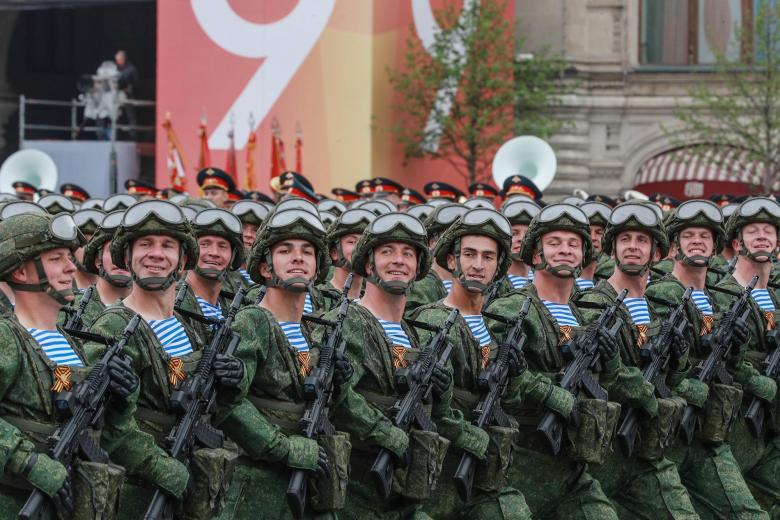Десантники во время военного парада на Красной площади