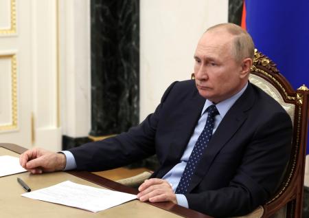 Путин утвердил закон об иноагентах