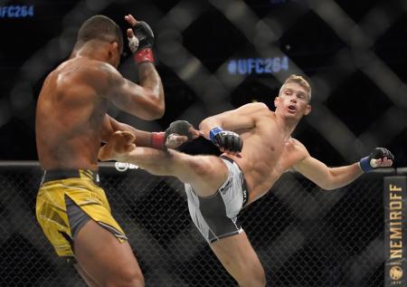 Бёрнс победил по очкам Томпсона на турнире UFC 264 в Лас-Вегасе