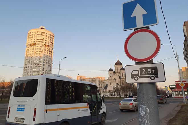 Знаки, указывающие направление движения по «грузовому каркасу» на улицах юго-востока Москвы