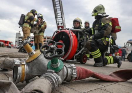 Пожар на рыболовецком судне в Санкт-Петербурге попал на видео