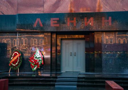 Baza: в Москве задержали четырех человек, молившихся за похороны Ленина