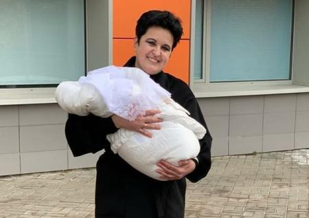 Звезда «Битвы экстрасенсов» в 52 года вновь стала мамой