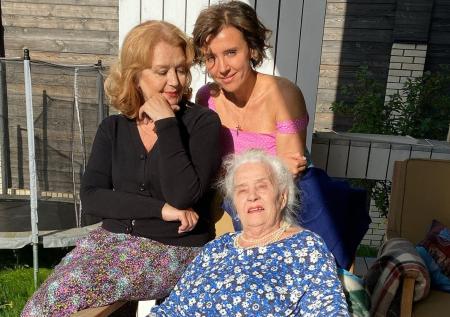 99-летняя бабушка Ксении Алфёровой провела мастер-класс по макияжу