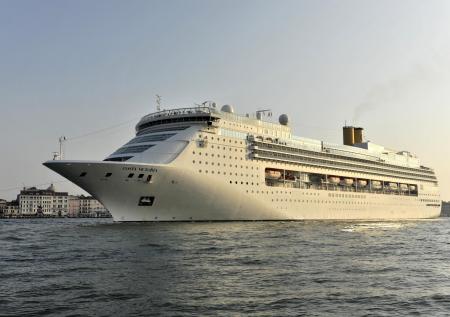 Люди застряли на борту Costa Victoria из-за запрета сходить на берег