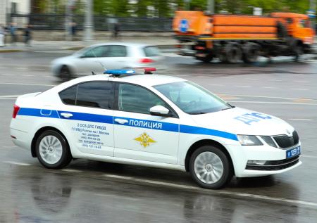 Мужчина взломал авто и приставил нож к шее водительницы