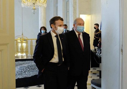 Главы Армении и Франции обсудили ситуацию в Нагорном Карабахе