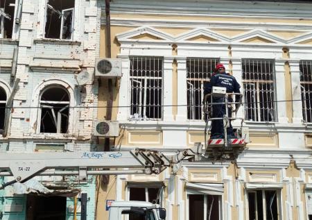 Глава Ростова-на-Дону показал кадры с места падения БПЛА у штаба ЮВО