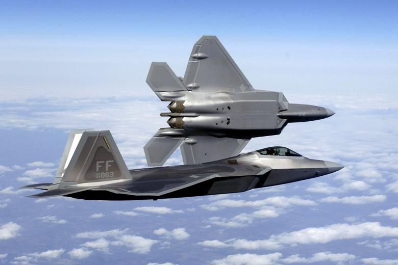 Истребители F-22 сбили один из объектов на границе США и Канады