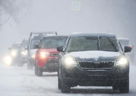 Снегопад парализовал движение на челябинской трассе М-5 