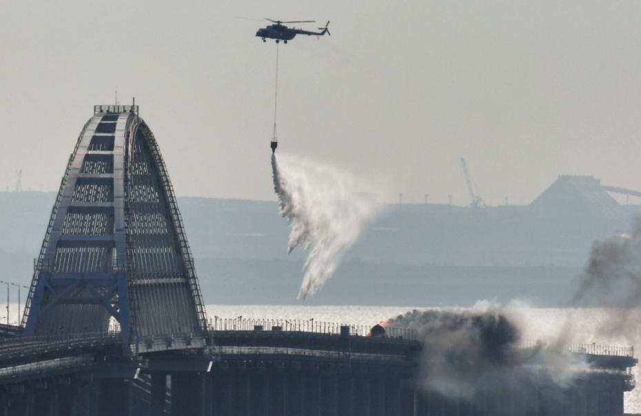 Вертолет тушит пожар на Крымском мосту, на автомобильной части которого со стороны Таманского полуострова произошел подрыв грузового автомобиля