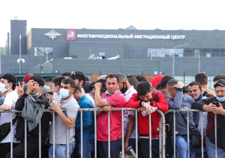 Миграционный центр Сахарово: почему гастарбайтеры уже неделю его штурмуют