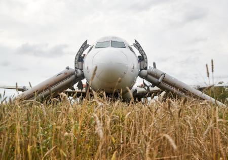 Колхоз потребует компенсации от авиакомпании за севший в поле самолет