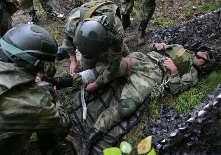 «В любую секунду можешь сам лечь рядом»: как врачи спасают раненных в СВО
