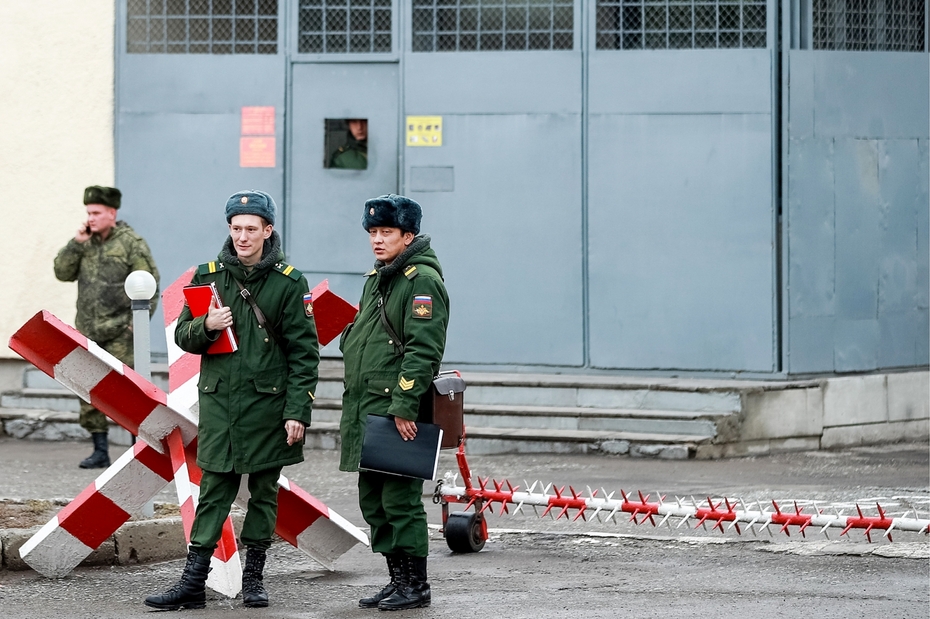 Военнослужащие на территории 102-й российской военной базы