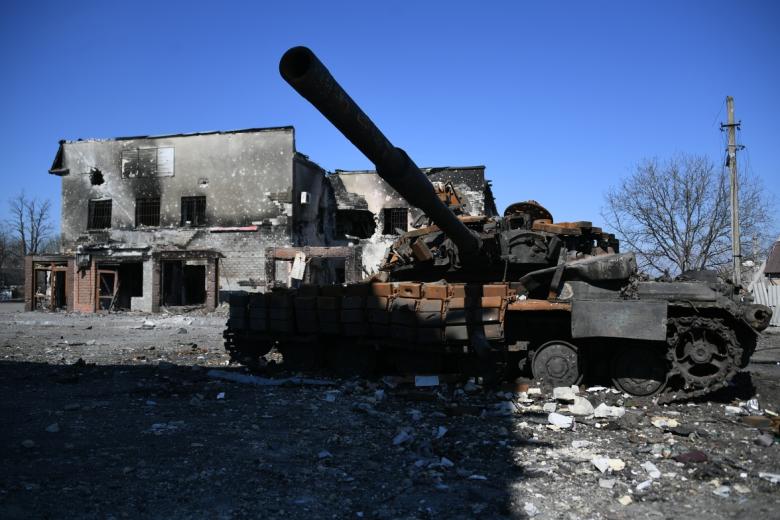 Уничтоженный танк ВСУ, стоящий около жилых домов в Волновахе