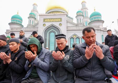 Мусульмане отметили праздник Ураза-байрам: фото из соборной мечети Москвы