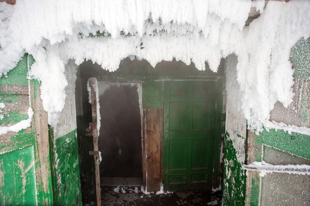 Подъезд в Нижнем Новгороде превратился в ледяную пещеру