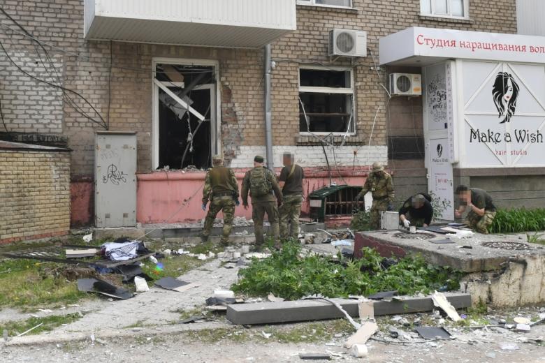 На месте взрыва возле барбершопа в Луганске