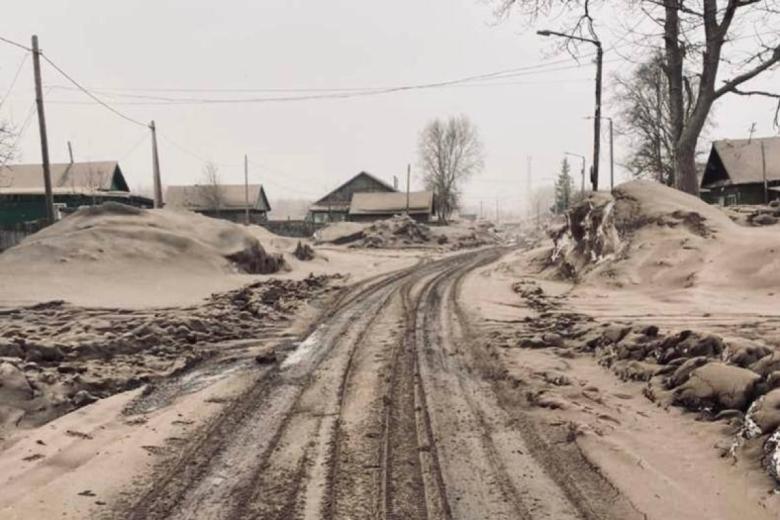Дорога, покрытая пеплом в результате извержения вулкана Шивелуч