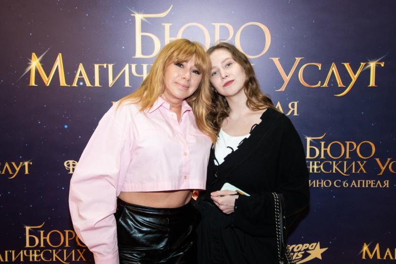 Певица  Алена Апина с дочерью Ксенией на премьере фильма «Бюро магических услуг» в кинотеатре «Иллюзион» в Москве 