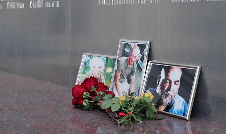 Цветы у Дома журналиста