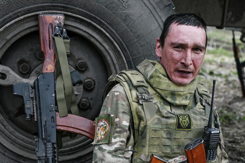 Военнослужащий 155-й бригады морской пехоты Тихоокеанского флота РФ группировки войск «Север» во время отработки боевого слаживания в Курской области