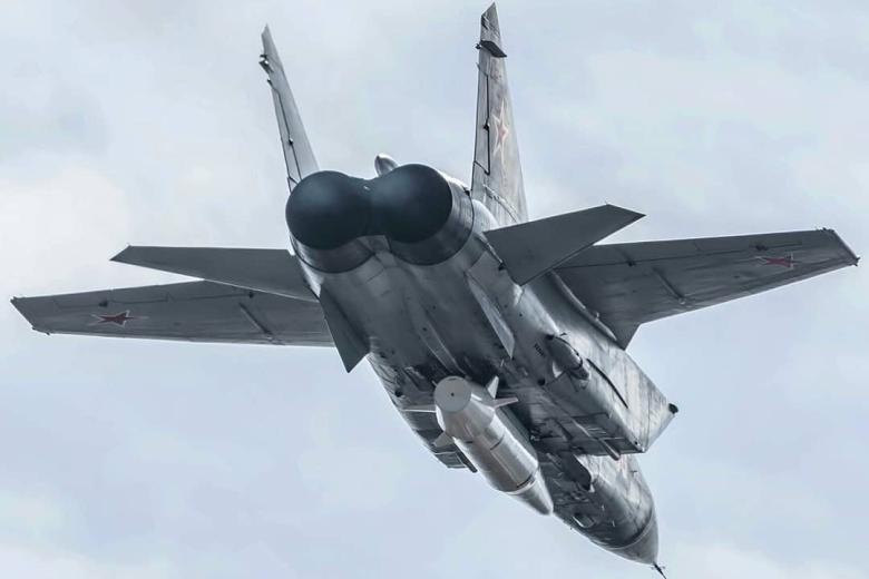МиГ-31 с гиперзвуковой ракетой «Кинжал»