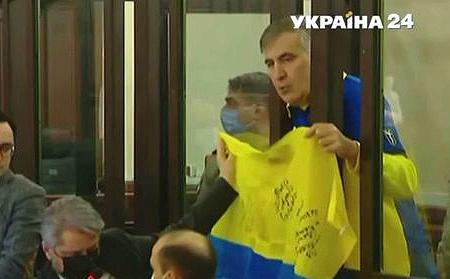 Саакашвили спел гимн Украины в ходе заседания суда