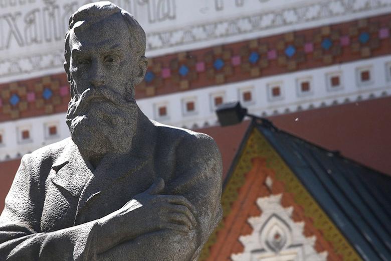 Памятник Павлу Третьякову возле Третьяковской галереи 