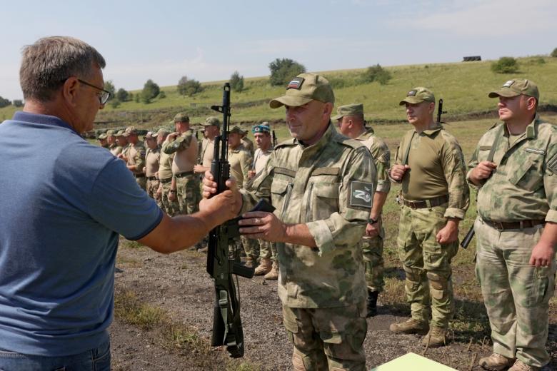 Выдача оружие бойцам территориальной самообороны на полигоне в Белгородской области