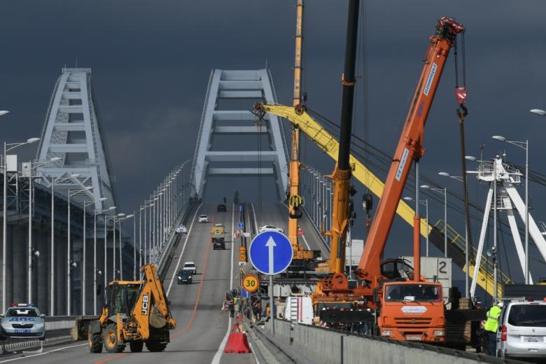 Восстановительные работы на Крымском мосту, пострадавшем из-за теракта