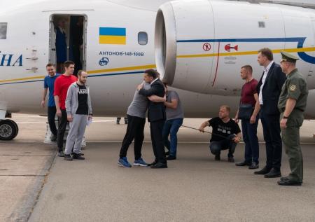 Освобождённым украинским морякам вручили ордена и кортики