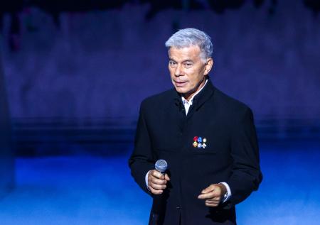 Олегу Газманову удалили образование на лице