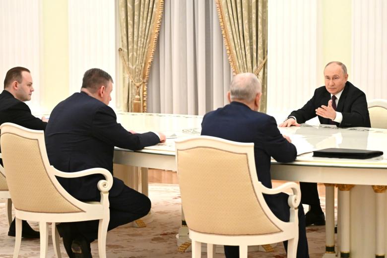 Владимир Путин на встрече с кандидатами на должность президента России