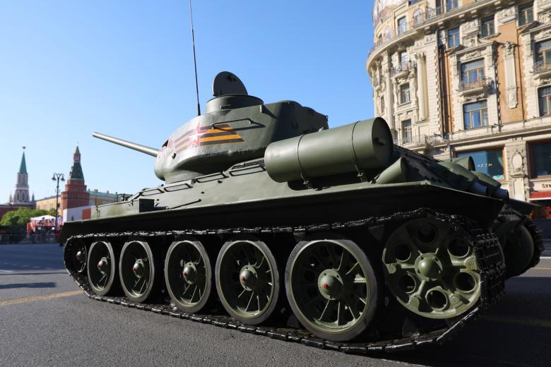 Танк Т-34 по пути на парад Победы на Красной площади
