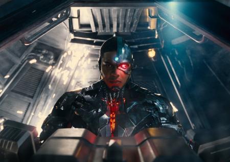 Warner Bros. вступилась за главу DC Films после обвинений Рея Фишера