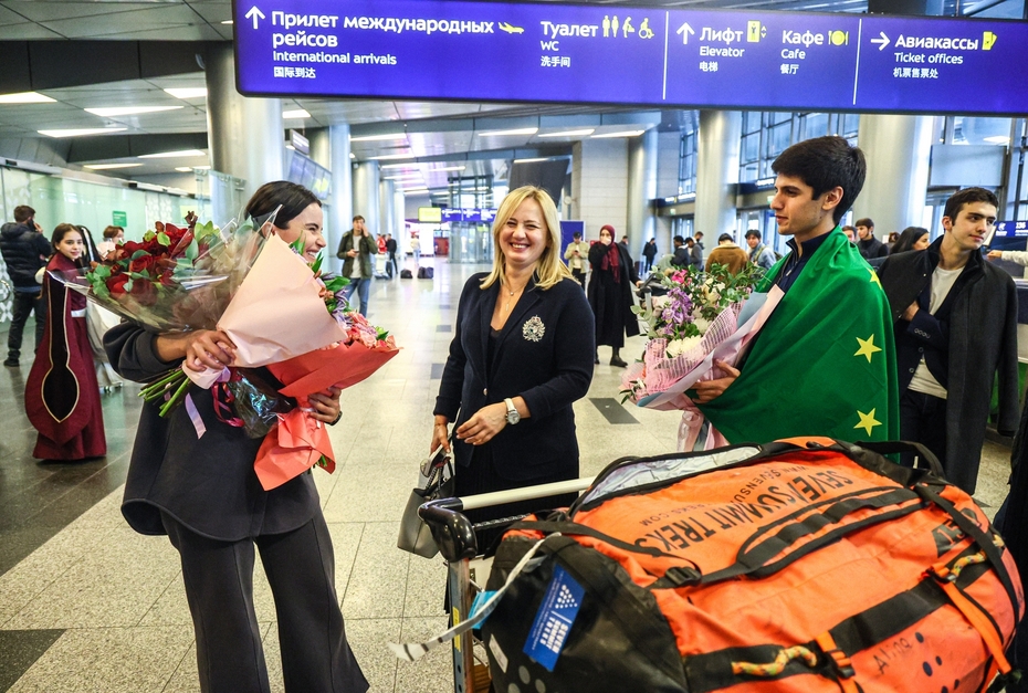 Российская альпинистка Алина Пекова (слева на первом плане) в аэропорту Внуково. Пекова взошла на гору Шишабангма (8027 м) в Гималаях и стала первой гражданкой России, поднявшейся на все 14 высочайших гор Земли