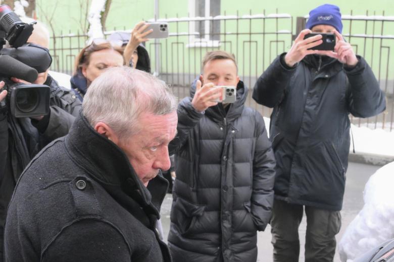Михаил Ефремов, освободившийся из колонии по условно-досрочному освобождению, у своего дома в Москве