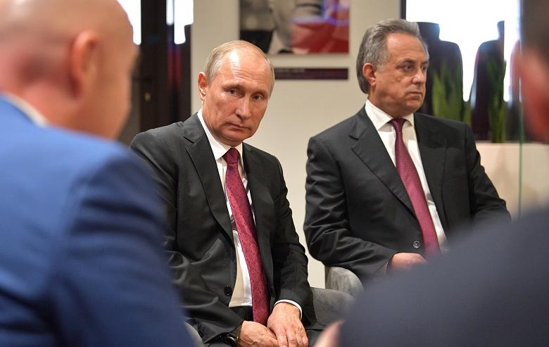 Президент РФ Владимир Путин и президент Российского футбольного союза Виталий Мутко (справа)