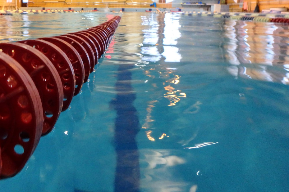 Тренер залипал в смартфоне, пока ребенок тонул: почему его не посадят