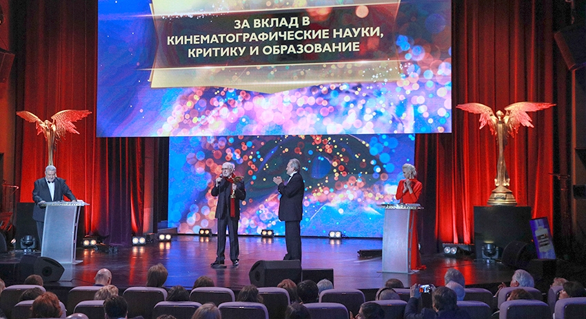 Сценарист Виктор Мережко и ректор Санкт-Петербургского государственного университета кино и телевидения Александр Евменов, получивший приз в номинации «За кинематографические науки, критику и образование»