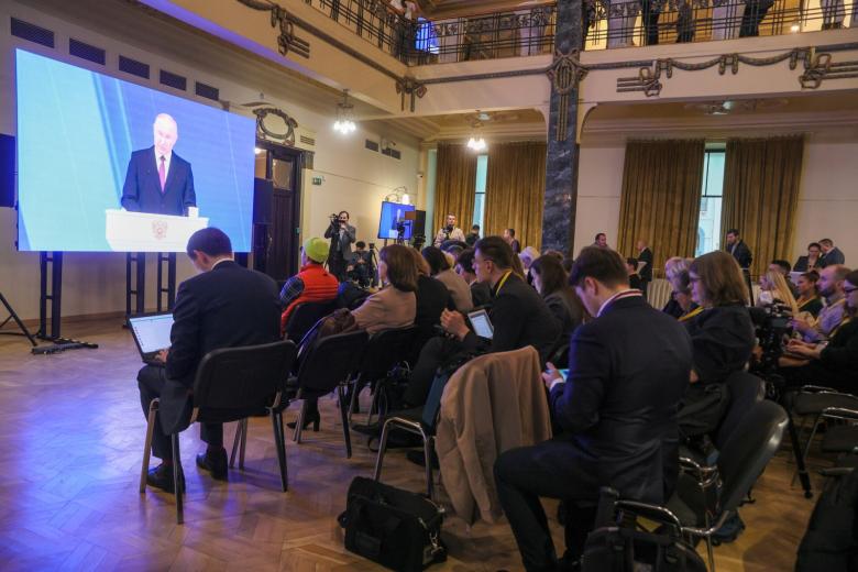 Трансляция в пресс-центре выступления президента РФ Владимира Путина с ежегодным посланием Федеральному собранию