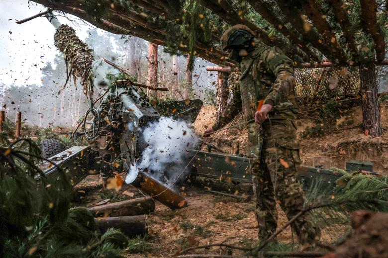 Военнослужащий артиллерийской бригады во время работы расчета 152-мм пушки 2А36 «Гиацинт-Б»